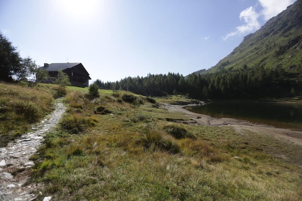Rifugio Al Lago Del Mortirolo In Inverno Raggiungibile Solo A Piedi Monno Dış mekan fotoğraf