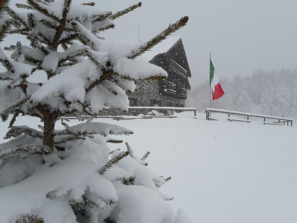 Rifugio Al Lago Del Mortirolo In Inverno Raggiungibile Solo A Piedi Monno Dış mekan fotoğraf