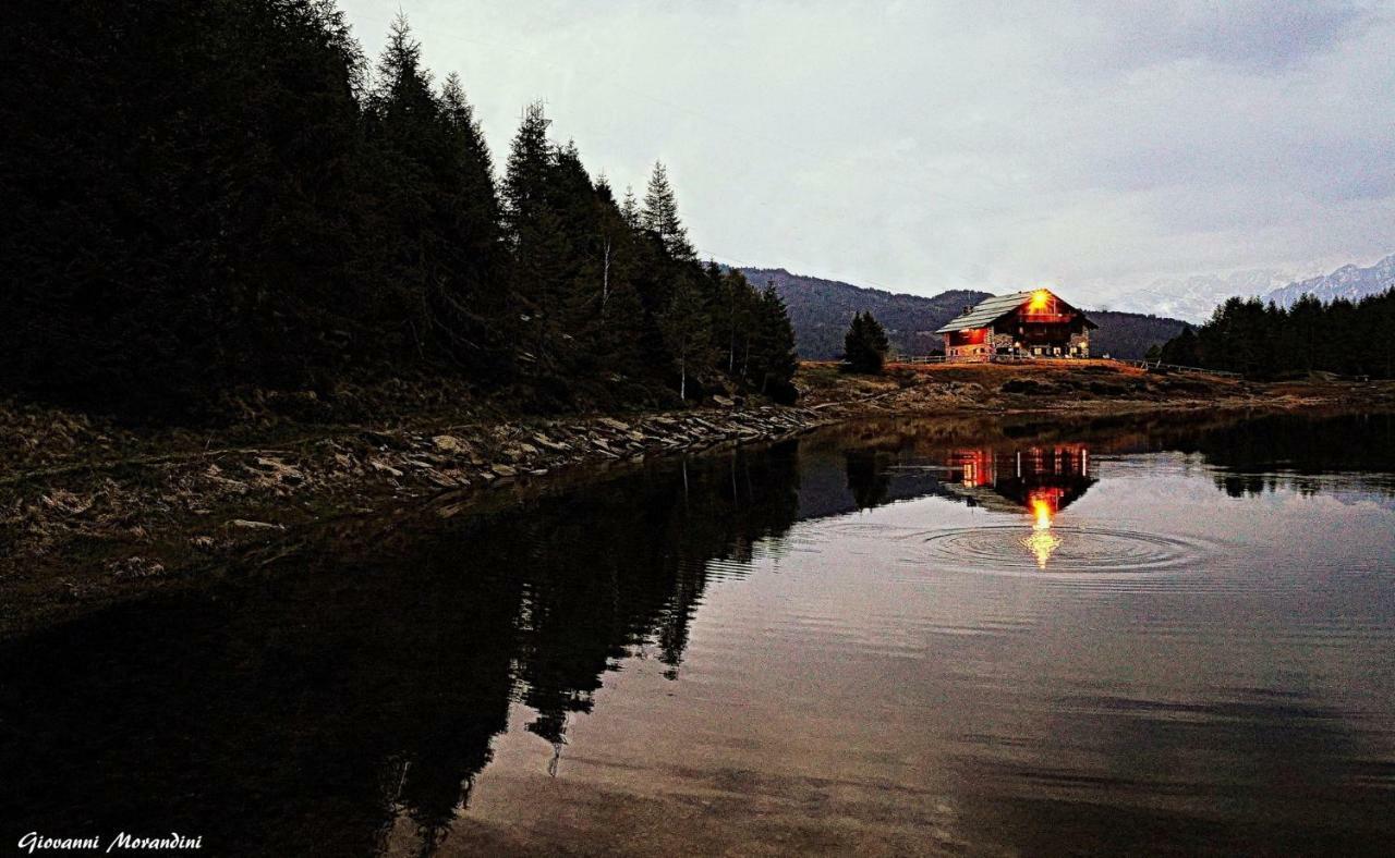 Rifugio Al Lago Del Mortirolo In Inverno Raggiungibile Solo A Piedi Monno Dış mekan fotoğraf