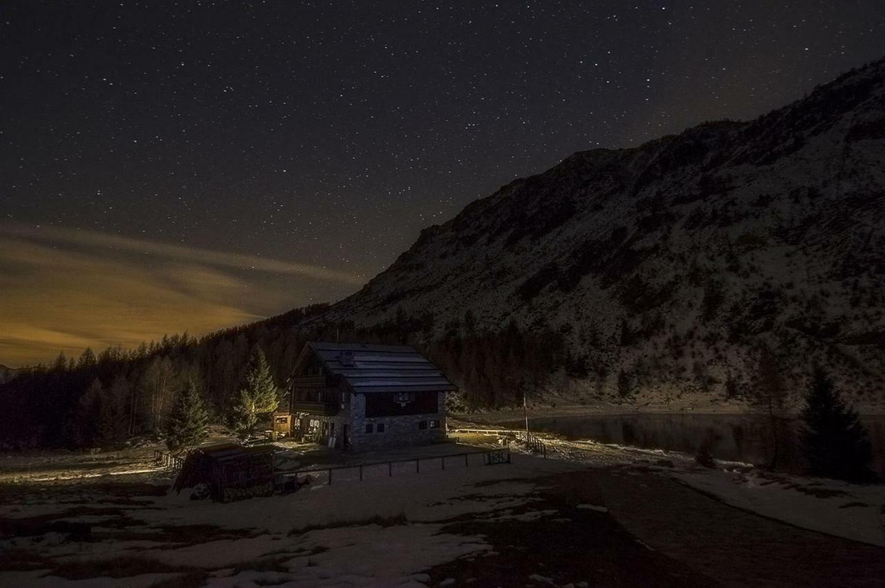 Rifugio Al Lago Del Mortirolo In Inverno Raggiungibile Solo A Piedi Monno Dış mekan fotoğraf